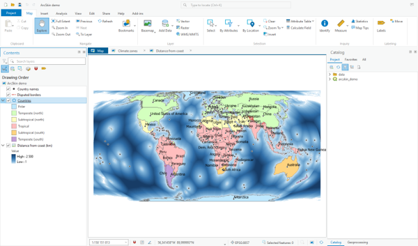 Interfejs QGIS z wtyczką ArcSkin – wstążka, panel Zawartość, Katalog i pasek stanu w stylu ArcGIS Pro